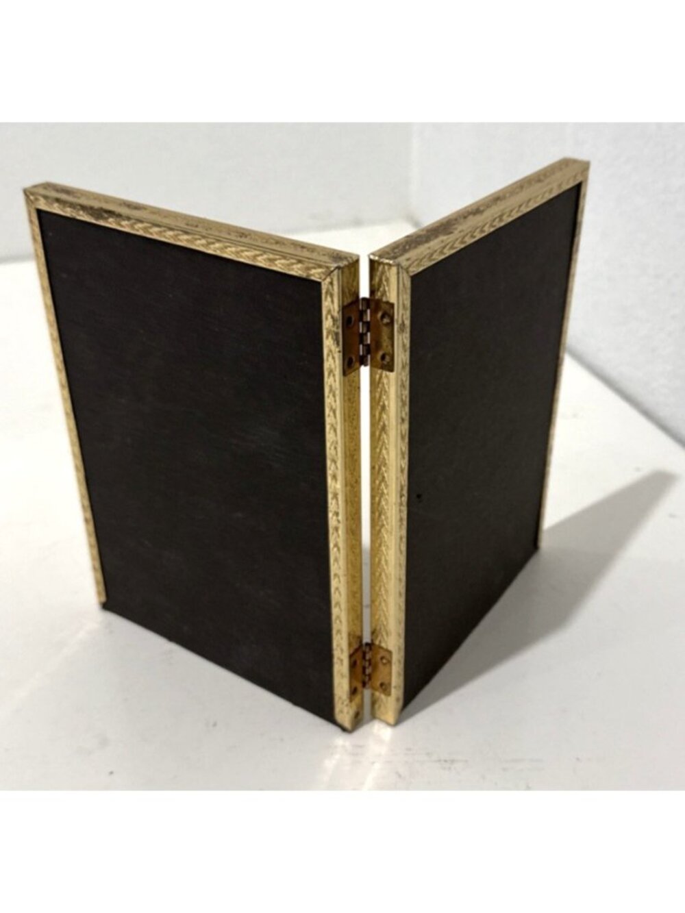 Vintage MCM Ornate Gold Tone Metal Bi-Fold Double Hinged Picture Frame 5"x7" - Picture 3 of 6
